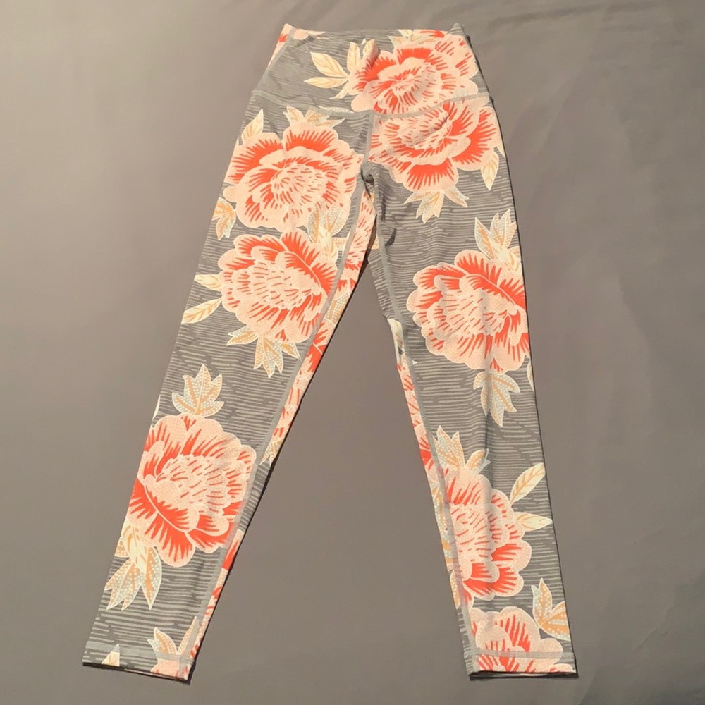 Floral patterned 3/4 aerie leggings- Sz S